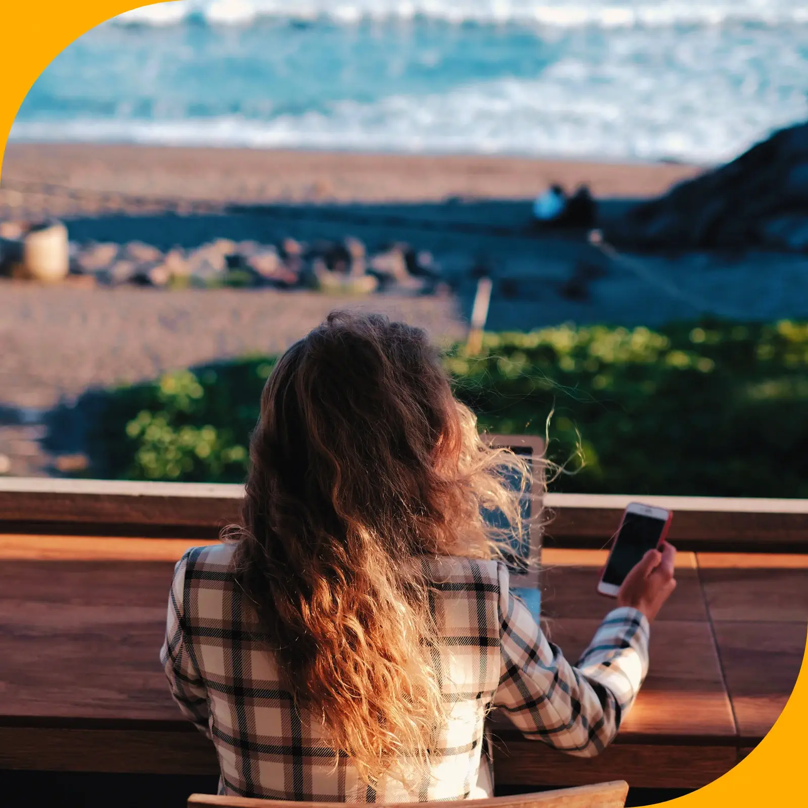 Conseiller voyages qui travaille en freelance face à la mer