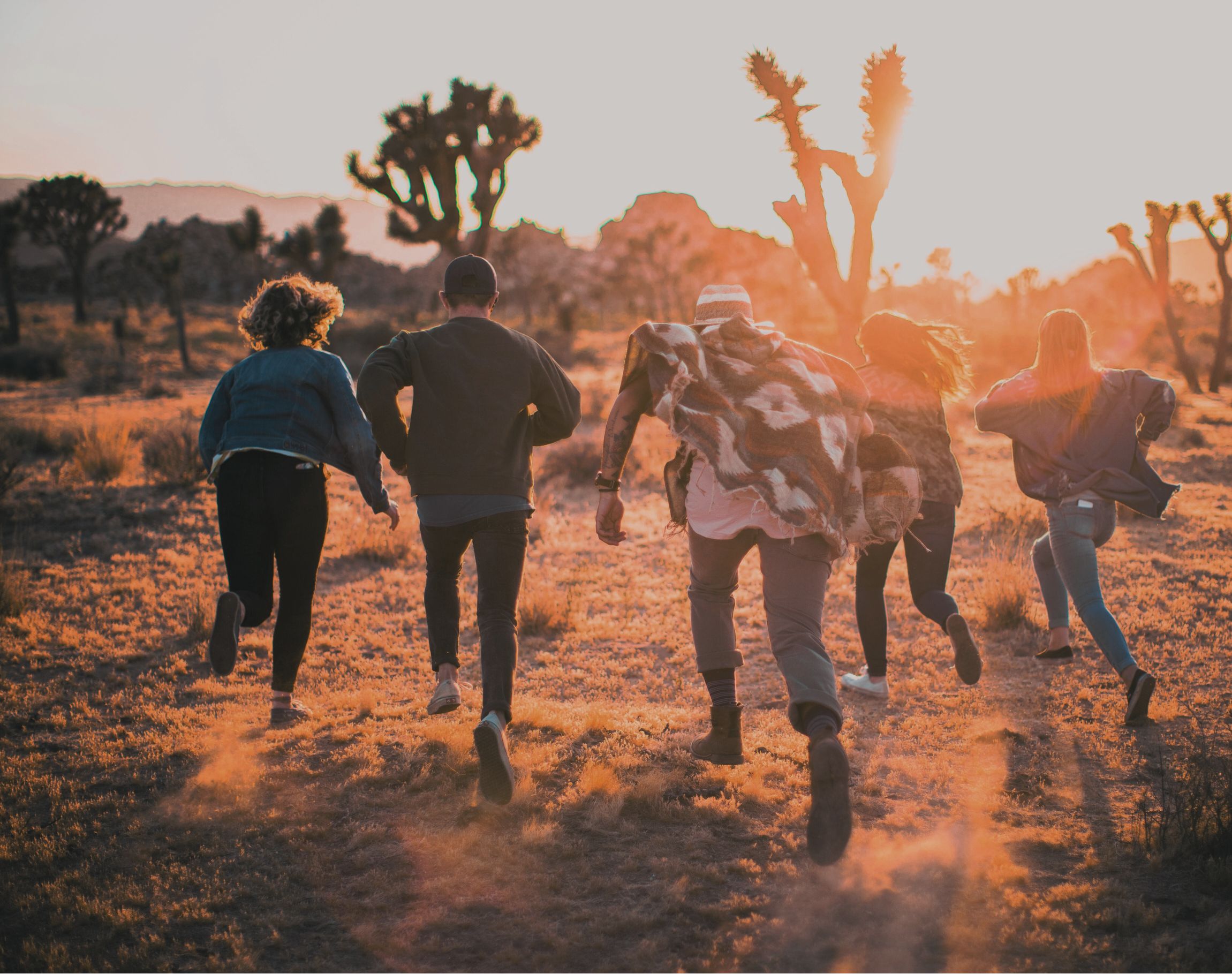 Photo d'un groupe de conseiller voyage en train de courir vers un coucher de soleil